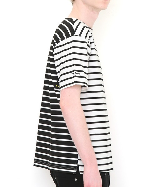 Design Tshirts Store graniph（デザイン　ティーシャツ　ストア　グラニフ）の「アイアムヒア｜ボートネックTシャツ(ホワイト)（Tシャツ/カットソー・メンズ・ホワイト・X-LARGE/LARGE/SMALL/MEDIUM/X-SMALL）」の2枚目の写真