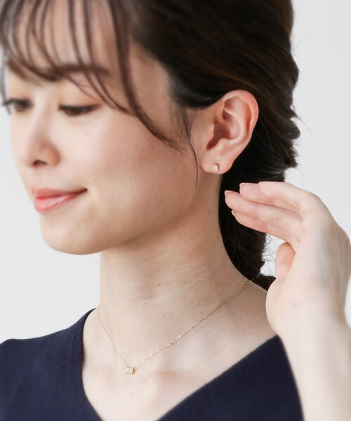 COCOSHNIK(ココシュニック)の「K18ダイヤモンド バゲットカットオルタネイト スタッドピアス(ピアス(両耳用)・レディース・アイボリー系・00)」の3枚目の写真