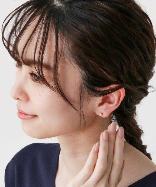 COCOSHNIK(ココシュニック)の「K18ダイヤモンド バゲットカットオルタネイト スタッドピアス(ピアス(両耳用)・レディース・アイボリー系・00)」の10枚目の写真