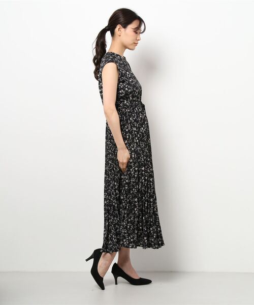 mysty woman（ミスティウーマン）の「花柄プリーツフレンチワンピース 956672（ワンピース・レディース・ブラック/オフホワイト/イエロー・FREE）」の4枚目の写真