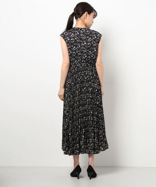 mysty woman（ミスティウーマン）の「花柄プリーツフレンチワンピース 956672（ワンピース・レディース・ブラック/オフホワイト/イエロー・FREE）」の5枚目の写真