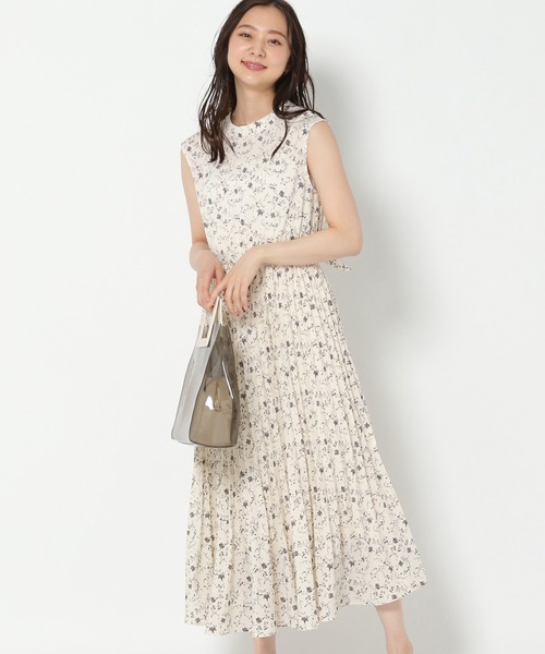 mysty woman（ミスティウーマン）の「花柄プリーツフレンチワンピース 956672（ワンピース・レディース・ブラック/オフホワイト/イエロー・FREE）」の2枚目の写真