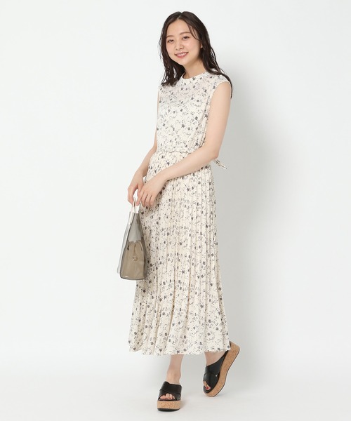 mysty woman（ミスティウーマン）の「花柄プリーツフレンチワンピース 956672（ワンピース・レディース・ブラック/オフホワイト/イエロー・FREE）」の7枚目の写真