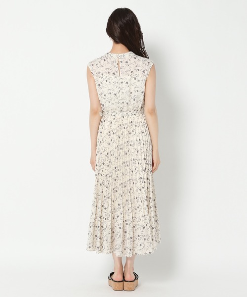 mysty woman（ミスティウーマン）の「花柄プリーツフレンチワンピース 956672（ワンピース・レディース・ブラック/オフホワイト/イエロー・FREE）」の12枚目の写真