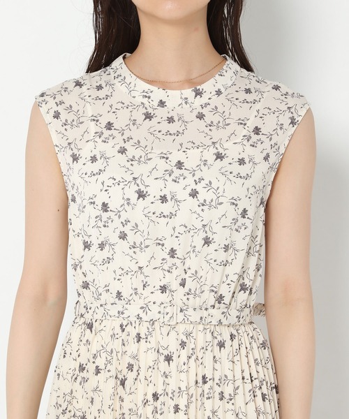 mysty woman（ミスティウーマン）の「花柄プリーツフレンチワンピース 956672（ワンピース・レディース・ブラック/オフホワイト/イエロー・FREE）」の14枚目の写真
