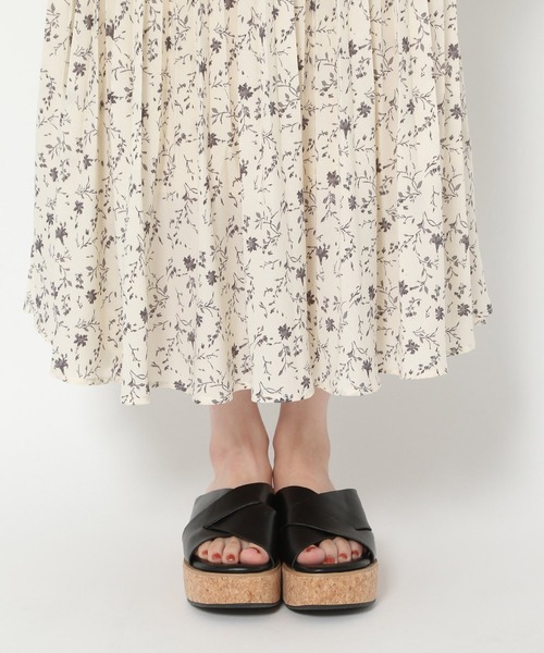 mysty woman（ミスティウーマン）の「花柄プリーツフレンチワンピース 956672（ワンピース・レディース・ブラック/オフホワイト/イエロー・FREE）」の16枚目の写真