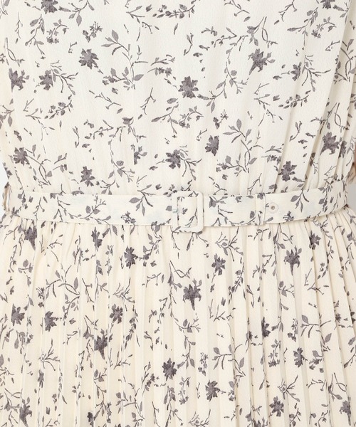 mysty woman（ミスティウーマン）の「花柄プリーツフレンチワンピース 956672（ワンピース・レディース・ブラック/オフホワイト/イエロー・FREE）」の17枚目の写真