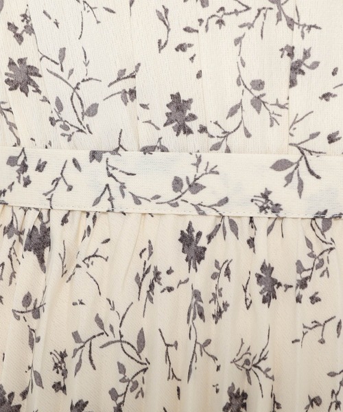 mysty woman（ミスティウーマン）の「花柄プリーツフレンチワンピース 956672（ワンピース・レディース・ブラック/オフホワイト/イエロー・FREE）」の18枚目の写真