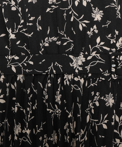 mysty woman（ミスティウーマン）の「花柄プリーツフレンチワンピース 956672（ワンピース・レディース・ブラック/オフホワイト/イエロー・FREE）」の6枚目の写真