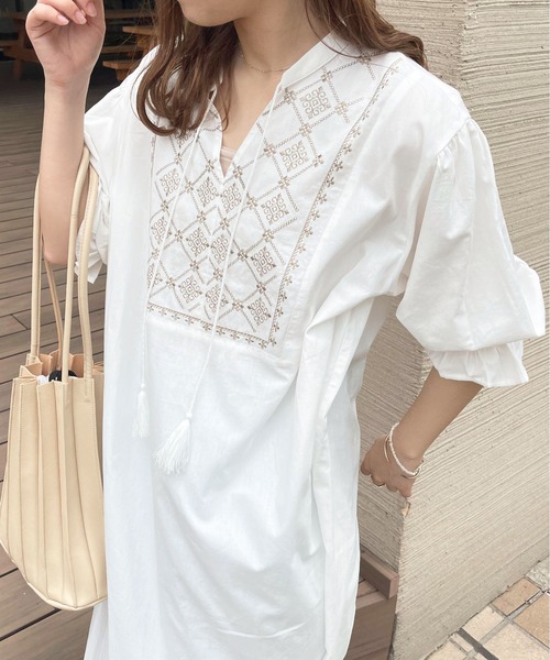 apres jour clair（アプレジュールクレア）の「【apres jour clair】刺繍バンドカラーワンピース【ZOZOTOWN限定アイテム】（ワンピース・レディース・オフホワイト/ベージュ・フリー/X-LARGE）」の4枚目の写真