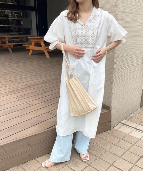 apres jour clair（アプレジュールクレア）の「【apres jour clair】刺繍バンドカラーワンピース【ZOZOTOWN限定アイテム】（ワンピース・レディース・オフホワイト/ベージュ・フリー/X-LARGE）」の6枚目の写真