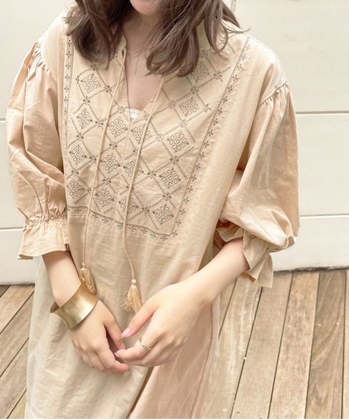 apres jour clair（アプレジュールクレア）の「【apres jour clair】刺繍バンドカラーワンピース【ZOZOTOWN限定アイテム】（ワンピース・レディース・オフホワイト/ベージュ・フリー/X-LARGE）」の11枚目の写真