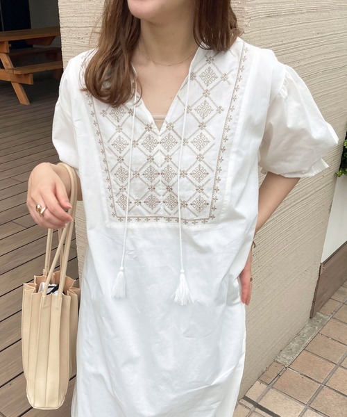 apres jour clair（アプレジュールクレア）の「【apres jour clair】刺繍バンドカラーワンピース【ZOZOTOWN限定アイテム】（ワンピース・レディース・オフホワイト/ベージュ・フリー/X-LARGE）」の3枚目の写真