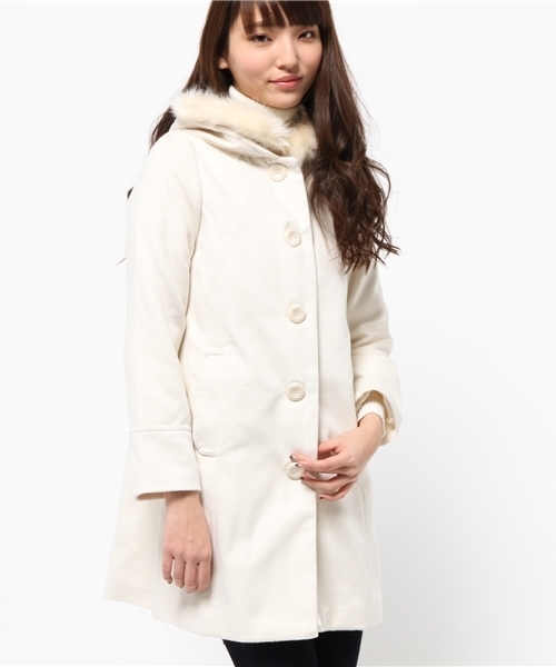 earth music&ecology(アースミュージックアンドエコロジー)の「フードファー付きコート(ステンカラーコート・レディース・アイボリー/ピンク/ベージュ/サックスブルー/ネイビー・SMALL/MEDIUM)」の2枚目の写真