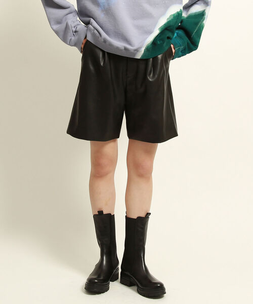 Ray BEAMS(レイビームス)の「Ray BEAMS / フェイクレザー ショートパンツ(その他パンツ・レディース・ブラック/ベージュ・1/0)」の3枚目の写真