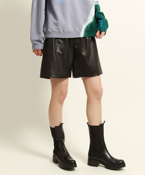 Ray BEAMS(レイビームス)の「Ray BEAMS / フェイクレザー ショートパンツ(その他パンツ・レディース・ブラック/ベージュ・1/0)」の4枚目の写真