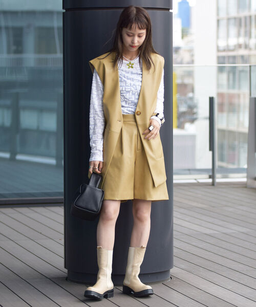 Ray BEAMS(レイビームス)の「Ray BEAMS / フェイクレザー ショートパンツ(その他パンツ・レディース・ブラック/ベージュ・1/0)」の12枚目の写真