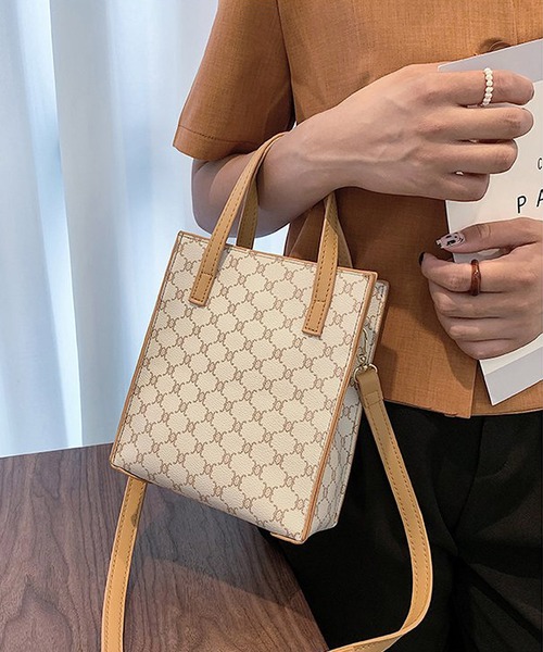 shopnikoniko(ショップニコニコ)の「モノグラム ショルダーバッグ(ショルダーバッグ・レディース・ホワイト/ブラウン・フリー)」の2枚目の写真
