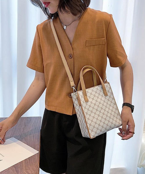 shopnikoniko(ショップニコニコ)の「モノグラム ショルダーバッグ(ショルダーバッグ・レディース・ホワイト/ブラウン・フリー)」の8枚目の写真