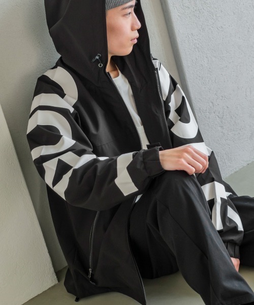 improves(インプローブス)の「袖ロゴ ストレッチ フード ブルゾン(マウンテンパーカー・メンズ・ホワイト/ブラック・X-LARGE/MEDIUM/LARGE)」の2枚目の写真