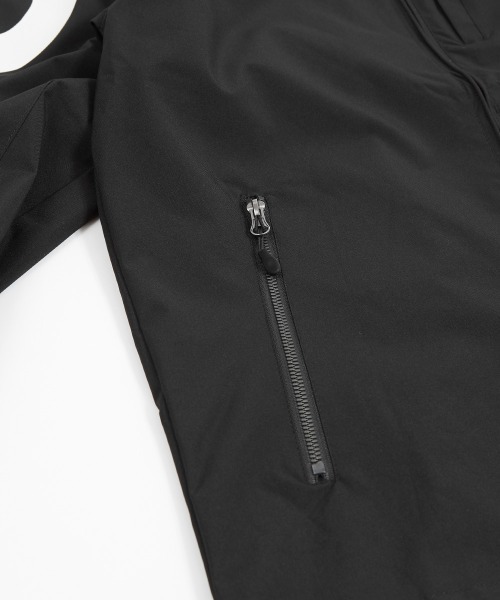 improves(インプローブス)の「袖ロゴ ストレッチ フード ブルゾン(マウンテンパーカー・メンズ・ホワイト/ブラック・X-LARGE/MEDIUM/LARGE)」の19枚目の写真