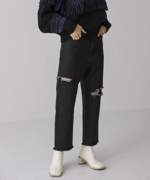 KBF（ケイビーエフ）の「ダメージクロップドデニム（デニムパンツ・レディース・ブルー/ブラック・36/38）」の3枚目の写真