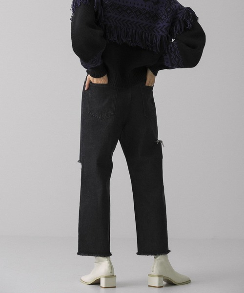 KBF（ケイビーエフ）の「ダメージクロップドデニム（デニムパンツ・レディース・ブルー/ブラック・36/38）」の4枚目の写真