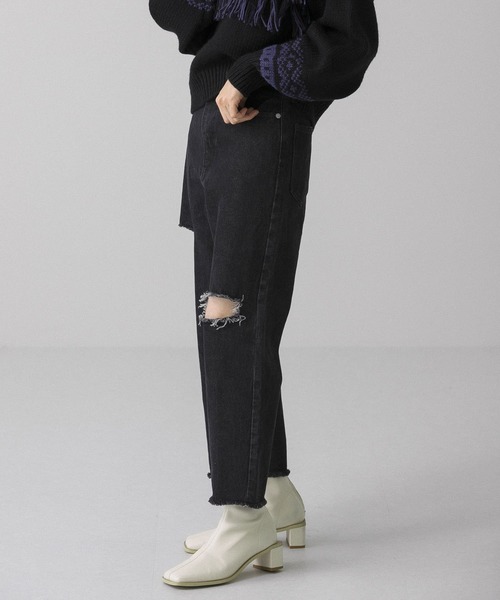 KBF（ケイビーエフ）の「ダメージクロップドデニム（デニムパンツ・レディース・ブルー/ブラック・36/38）」の5枚目の写真