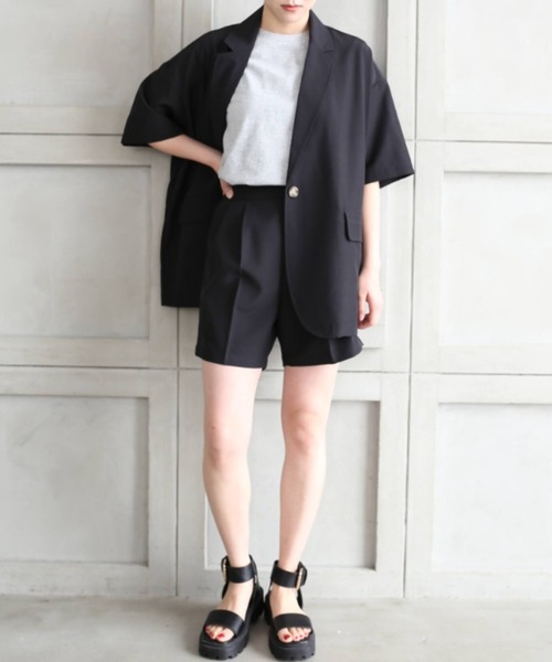 moment+(モーメントプラス)の「エステルポプリンセットアップ(ショートスリーブテーラードジャケット&ツータックショートパンツ)(セットアップ・レディース・ブラック/ベージュ・M)」の2枚目の写真