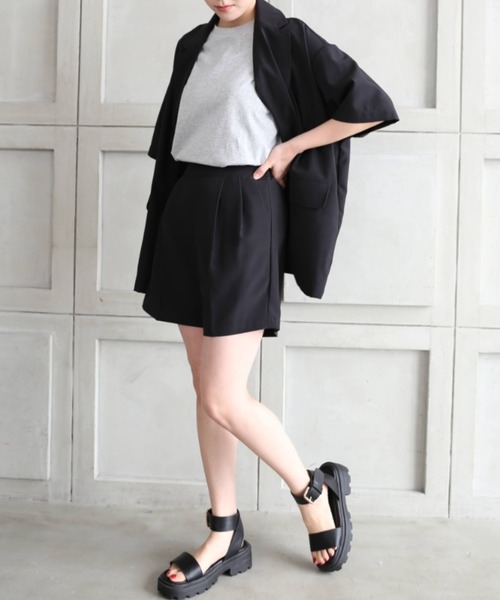 moment+(モーメントプラス)の「エステルポプリンセットアップ(ショートスリーブテーラードジャケット&ツータックショートパンツ)(セットアップ・レディース・ブラック/ベージュ・M)」の4枚目の写真