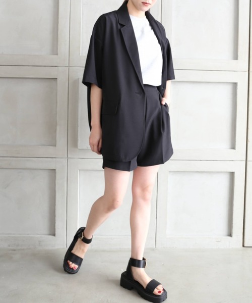 moment+(モーメントプラス)の「エステルポプリンセットアップ(ショートスリーブテーラードジャケット&ツータックショートパンツ)(セットアップ・レディース・ブラック/ベージュ・M)」の5枚目の写真