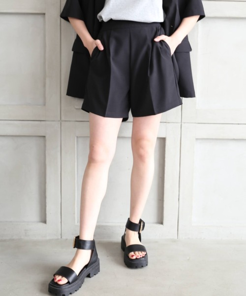 moment+(モーメントプラス)の「エステルポプリンセットアップ(ショートスリーブテーラードジャケット&ツータックショートパンツ)(セットアップ・レディース・ブラック/ベージュ・M)」の10枚目の写真