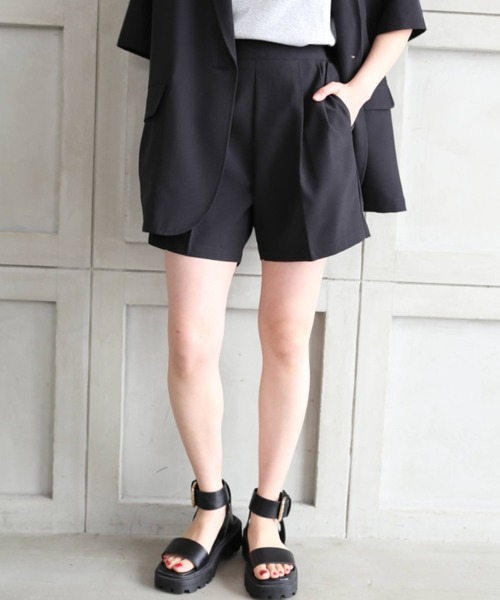 moment+(モーメントプラス)の「エステルポプリンセットアップ(ショートスリーブテーラードジャケット&ツータックショートパンツ)(セットアップ・レディース・ブラック/ベージュ・M)」の11枚目の写真