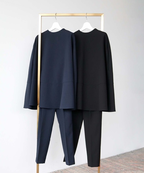 Flolia（フロリア）の「ポンチョ型プチハイネックブラウス・テーパードパンツ セットアップ 結婚式 パンツドレス セパレート パーティードレス オケージョンドレス お呼ばれ 二次会 成人式 同窓会 謝恩会【洗える】（パンツドレス・レディース・ネイビー/ブラック・L/M/S/2L）」の3枚目の写真