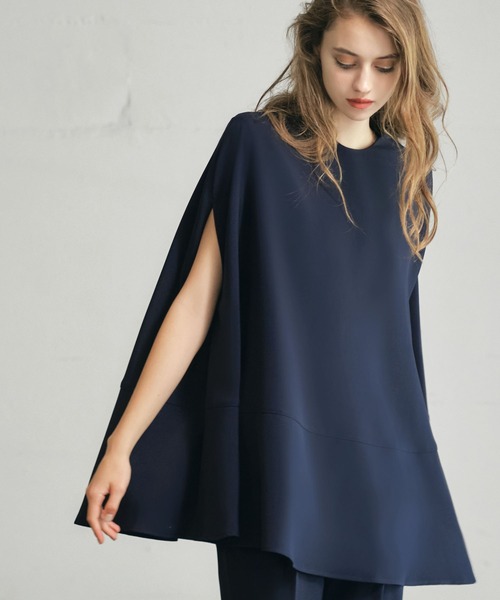 Flolia（フロリア）の「ポンチョ型プチハイネックブラウス・テーパードパンツ セットアップ 結婚式 パンツドレス セパレート パーティードレス オケージョンドレス お呼ばれ 二次会 成人式 同窓会 謝恩会【洗える】（パンツドレス・レディース・ネイビー/ブラック・L/M/S/2L）」の4枚目の写真