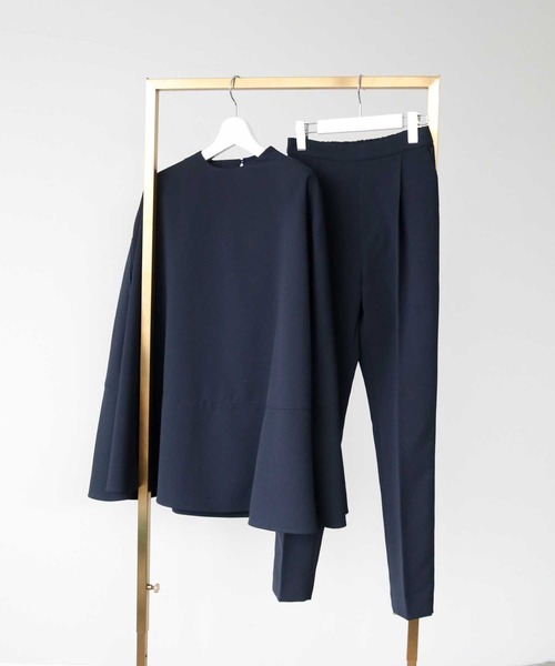 Flolia（フロリア）の「ポンチョ型プチハイネックブラウス・テーパードパンツ セットアップ 結婚式 パンツドレス セパレート パーティードレス オケージョンドレス お呼ばれ 二次会 成人式 同窓会 謝恩会【洗える】（パンツドレス・レディース・ネイビー/ブラック・L/M/S/2L）」の21枚目の写真