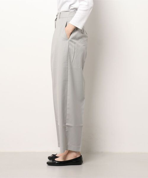 RANDEBOO（ランデブー）の「Classic tuck pants（スラックス・レディース・ベージュ/グレー・1/0）」の8枚目の写真