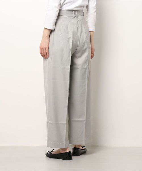 RANDEBOO（ランデブー）の「Classic tuck pants（スラックス・レディース・ベージュ/グレー・1/0）」の6枚目の写真