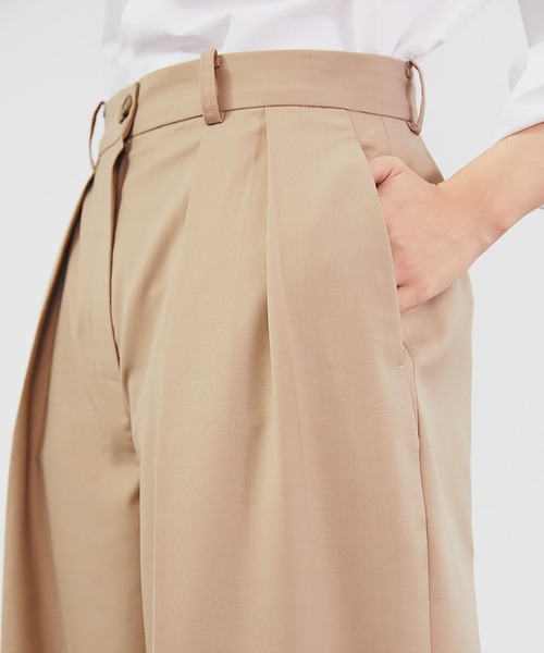 RANDEBOO（ランデブー）の「Classic tuck pants（スラックス・レディース・ベージュ/グレー・1/0）」の9枚目の写真
