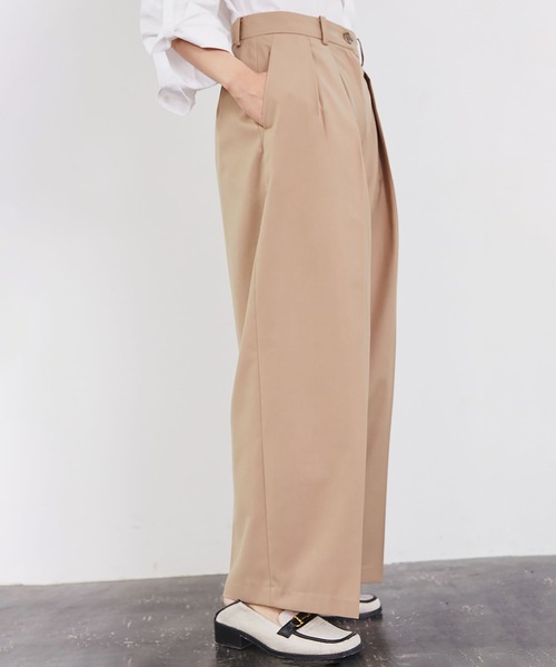 RANDEBOO（ランデブー）の「Classic tuck pants（スラックス・レディース・ベージュ/グレー・1/0）」の4枚目の写真