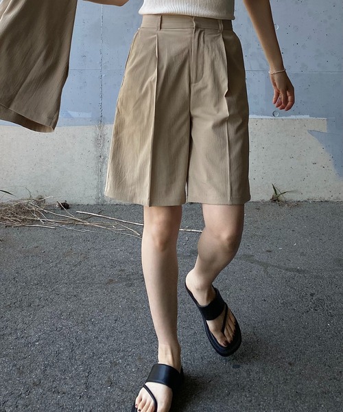 y/m by RIKA（イムバイリカ）の「クレープハーフパンツ（その他パンツ・レディース・ブラック/グレイッシュベージュ・FREE）」の2枚目の写真