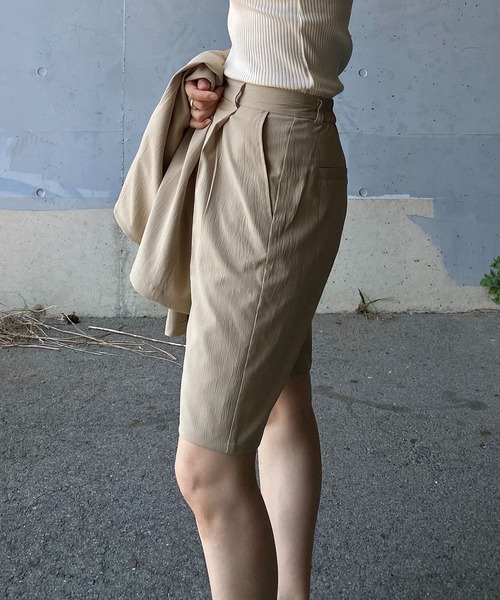 y/m by RIKA（イムバイリカ）の「クレープハーフパンツ（その他パンツ・レディース・ブラック/グレイッシュベージュ・FREE）」の4枚目の写真