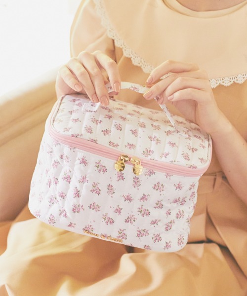 Maison de FLEUR(メゾンドフルール)の「フラワーキルトスクエアポーチ(ポーチ・レディース・サックスブルー/ピンク・FREE)」の1枚目の写真