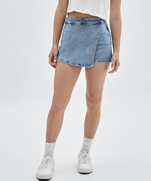 Guess(ゲス)の「GUESS Originals Denim Skort(デニムパンツ・レディース・ライトインディゴブルー・SMALL/MEDIUM/LARGE/X-SMALL)」の1枚目の写真