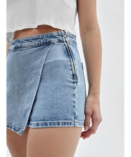 Guess(ゲス)の「GUESS Originals Denim Skort(デニムパンツ・レディース・ライトインディゴブルー・SMALL/MEDIUM/LARGE/X-SMALL)」の4枚目の写真