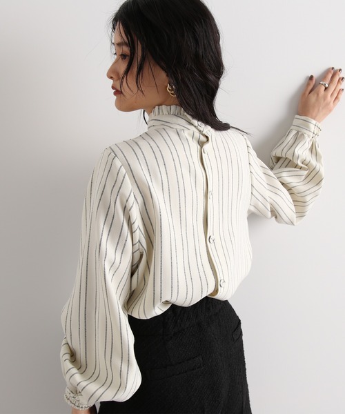 N.(N. Natural Beauty Basic)(エヌエヌナチュラルビューティーベーシック)の「◆フリルネックストライプブラウス(シャツ/ブラウス・レディース・イエロー系その他/グレー系その他/ホワイト系その他・MEDIUM)」の4枚目の写真