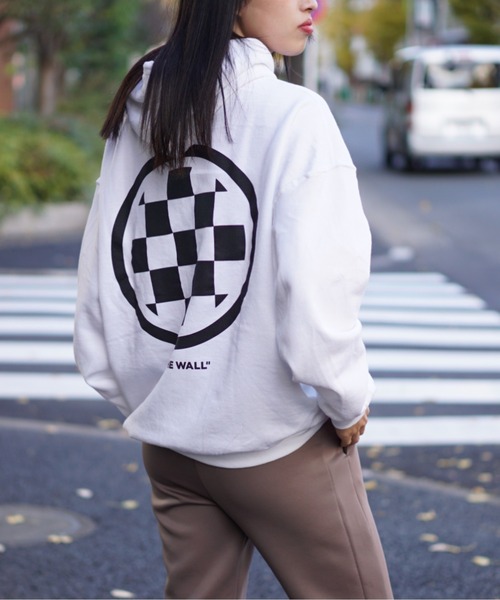 VANS(バンズ)の「VANS/ヴァンズ CREST HOOD SWEAT クレストフードスウェット(ユニセックス)(パーカー・メンズ・ホワイト/ブラック/ピンク・LARGE/MEDIUM/X-LARGE)」の2枚目の写真