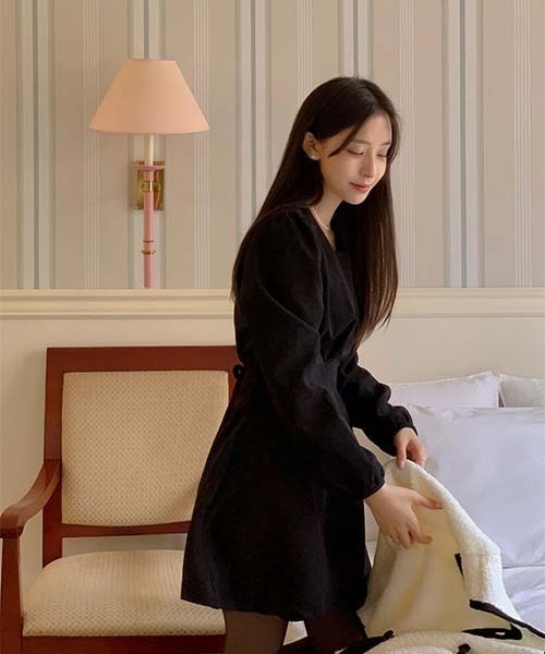 SONA（ソナ）の「SONA コーデュロイピンタックバックリボンミニワンピース（ワンピース・レディース・ブラック/グレー・FREE）」の5枚目の写真