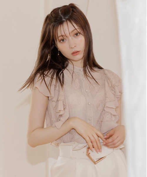 EIMY ISTOIRE（エイミーイストワール）の「フリルショルダーレースブラウス（シャツ/ブラウス・レディース・ピンクベージュ/ブラック/ホワイト・FREE）」の3枚目の写真