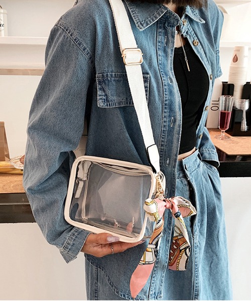 Amulet(アミュレット)の「スカーフ付きクリアバッグ(ショルダーバッグ・レディース・ピンク/ブラック/パープル/イエロー/グリーン/ホワイト・FREE)」の2枚目の写真